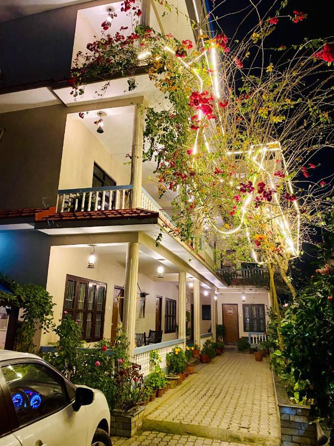 Peacock - A Family-Run Hotel Sauraha Exteriör bild