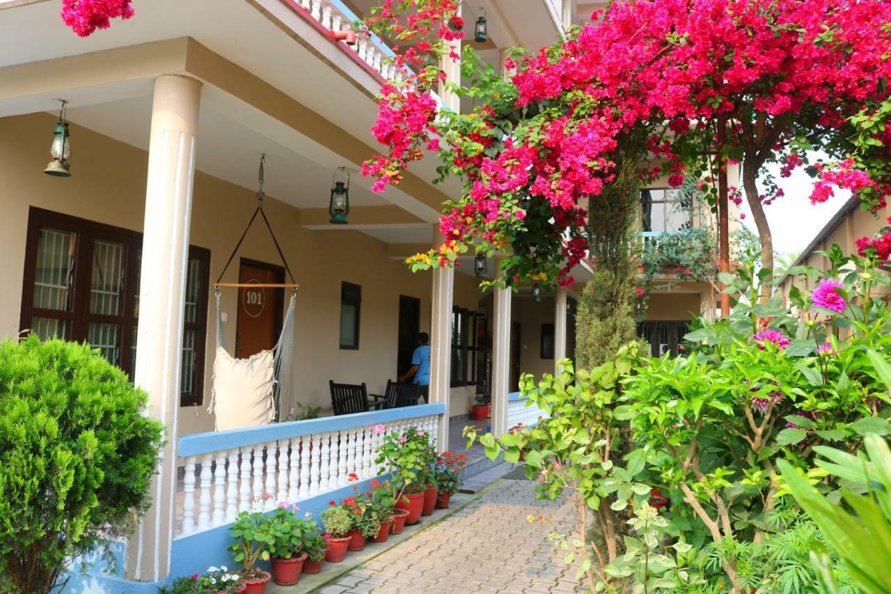 Peacock - A Family-Run Hotel Sauraha Exteriör bild